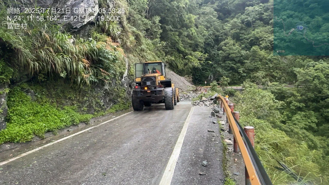 公路单位派机具待命抢通中。太鲁阁工务段提供