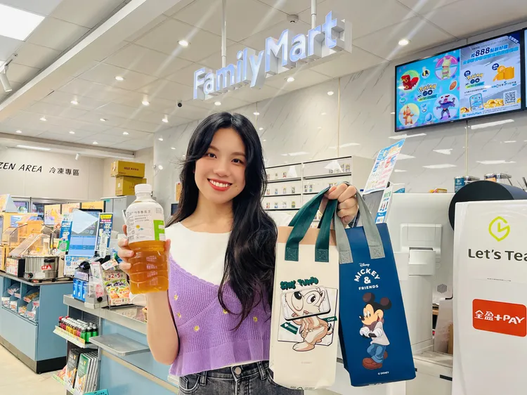 期間購買20元以上指定飲品、冰品享優惠，任選4件再免費送限量迪士尼系列保冷袋。全家提供