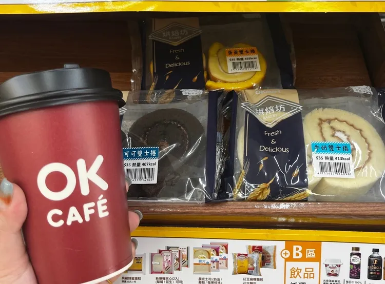 「餐餐自由配」早餐優惠活動，指定麵包、飲品任選搭配只要49元或59元。OKmart提供