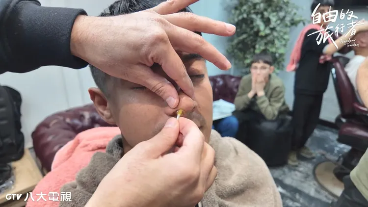 融融挑戰熱蠟除鼻毛。八大提供