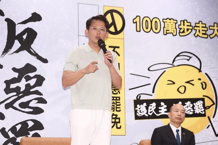 民眾黨主席黃國昌，5日出席國民黨立委羅智強新書發表會。彭欣偉攝