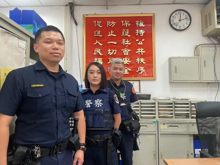 松山分局松山派出所警員阻詐。翻攝畫面