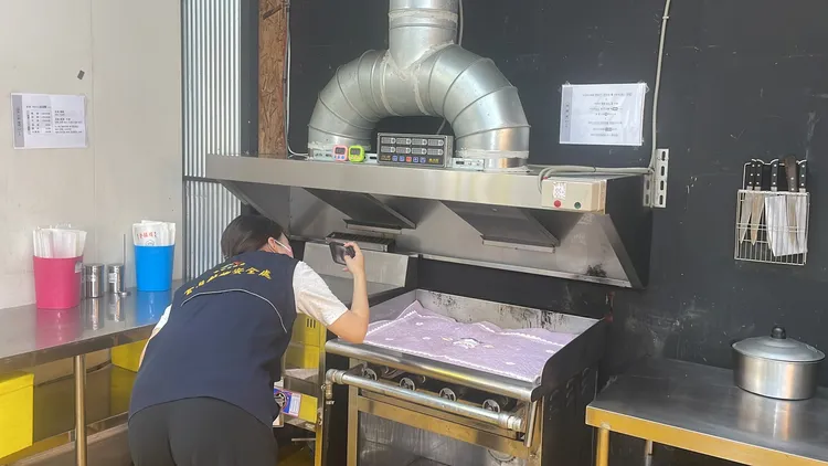 市府表示，該烤鴨業者於今年6月就曾發生食品中毒事件，張姓負責人被移送法辦，後來改為直營，7月21日才開幕又發生食安事件。市府提供