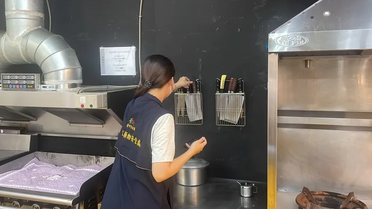 台中市食安處表示，目前已接獲8件食安通報，累計16人食用後約2至4小時出現腹痛腹瀉等不適症狀。市府提供