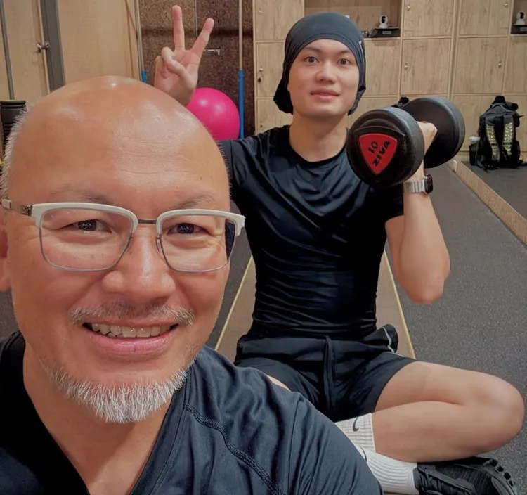 劉子銓（後）和劉亮佐從小就以大人的方式溝通，養成他早熟的個性。翻攝自劉亮佐IG