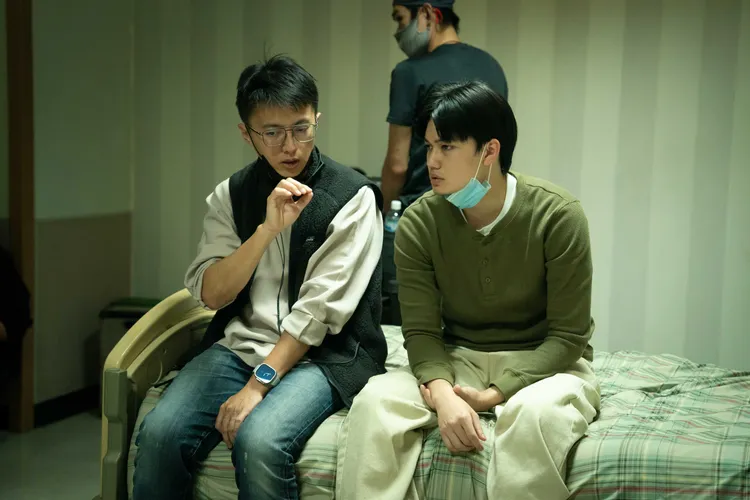 導演林君陽（左）與劉子銓討論拍攝狀況。公視提供