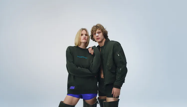 上衣運用各種標語呼應設計總監對大自然旅行的深層思考。品牌提供