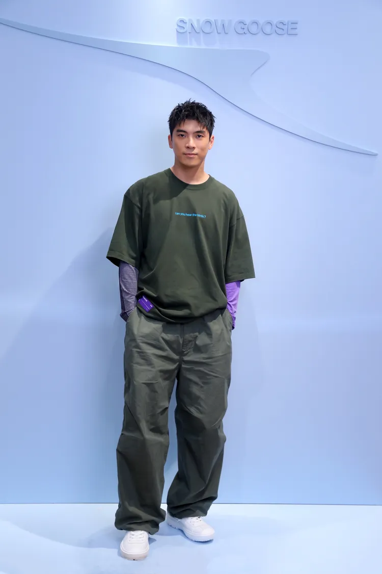 林哲熹今日身穿Zenith T恤搭配同色系機能長褲，展現出帥氣戶外機能穿搭。品牌提供