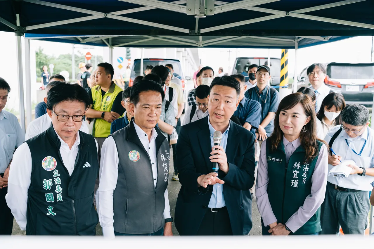 交通部长陈世凯(右起2)与交委会立委现勘台39线往北延伸至台37线计划案。交通部提供
