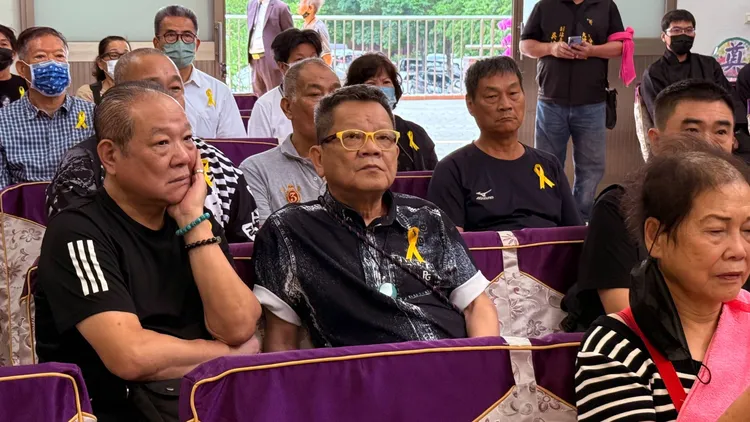 鄭進一（中）罕見現身告別式，送別好友。李翔提供
