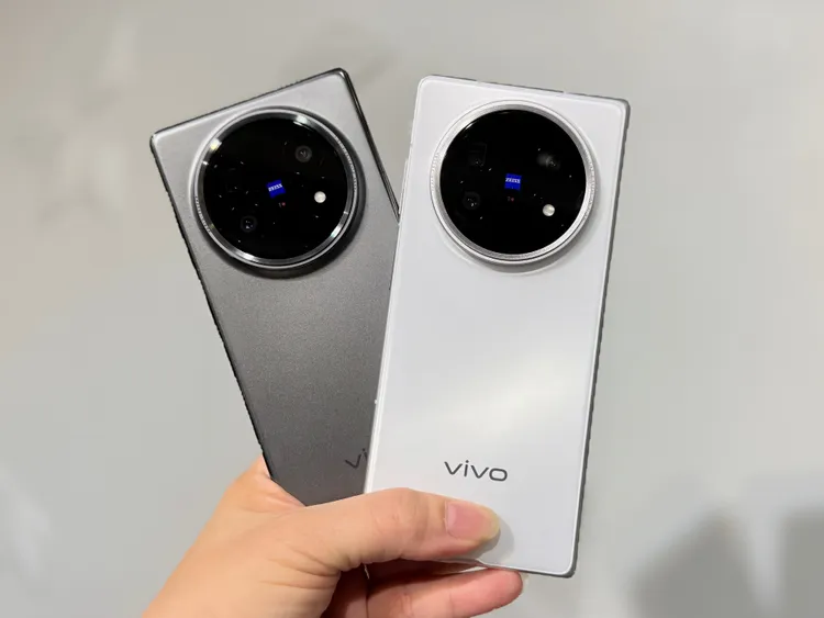 vivo X Fold5將推黑、白兩色選擇。趙筱文攝