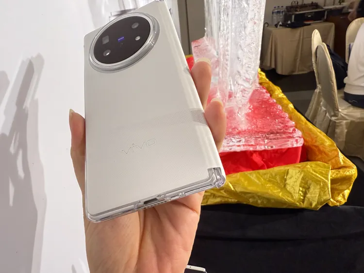 隨機附贈皮革質感保護殼。趙筱文攝