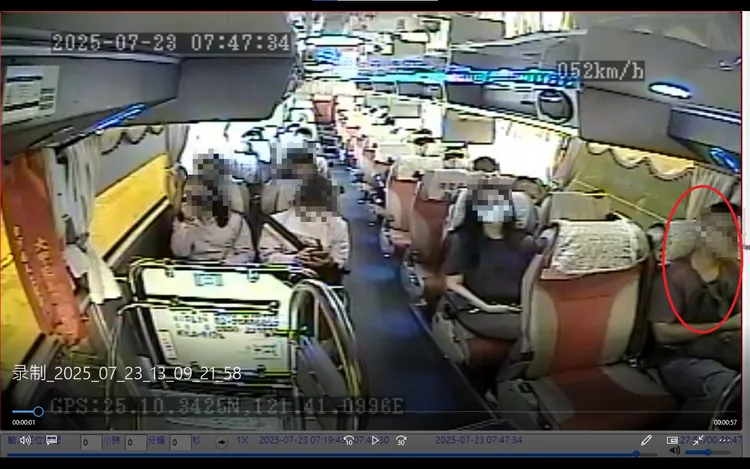 坐在客運第一排的游男昨天在通勤時遇上死亡車禍。翻攝照片