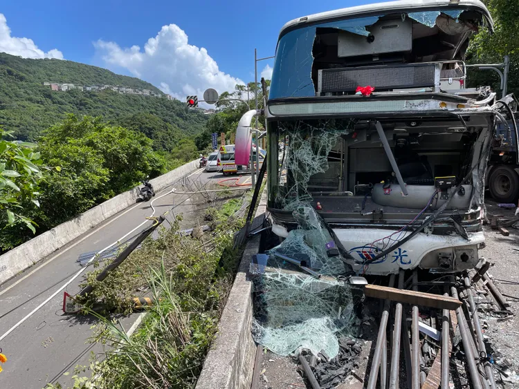 強大衝擊力導致客運近乎全毀，路樹及石墩也被車禍波及受損。葉先鵬攝