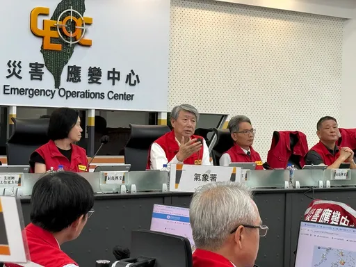 「離災民好遠」遭批勘災雙手抱胸冷眼旁觀! 經濟部長郭智輝說話了