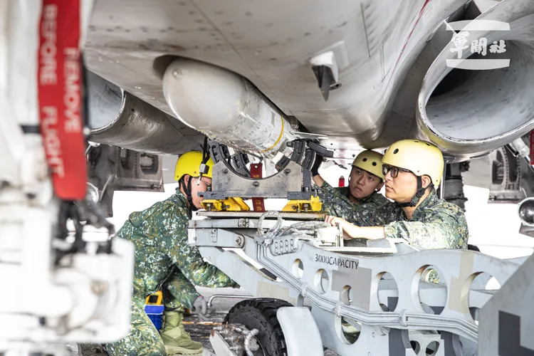 IDF戰機由地勤人員完成戰機潛力裝掛。軍聞社提供