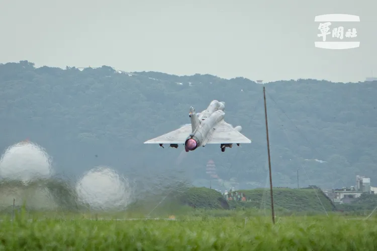 幻象戰機進行戰備轉場。軍聞社提供