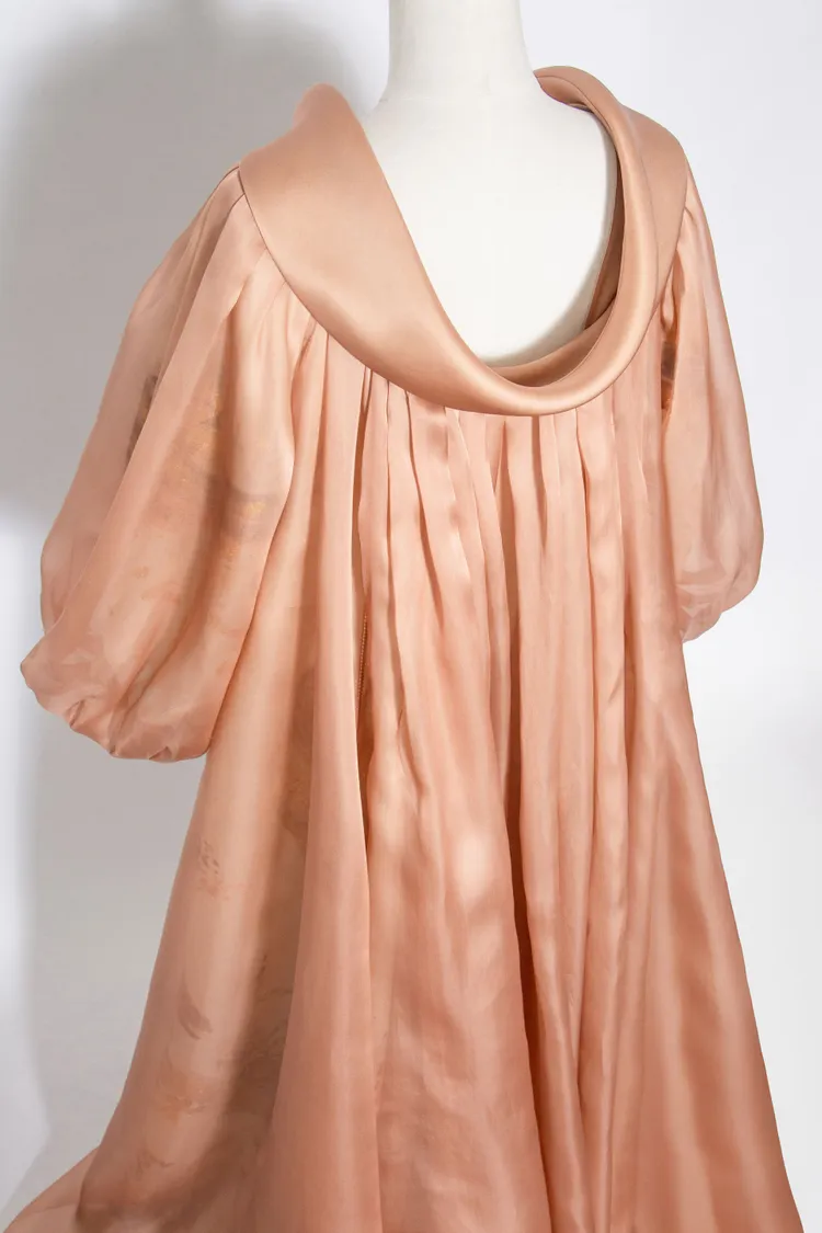 夏姿粉膚水墨烏干紗袍。品牌提供