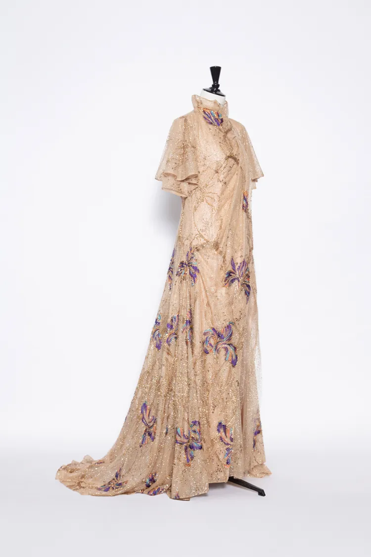 粉膚水墨烏干紗袍。品牌提供