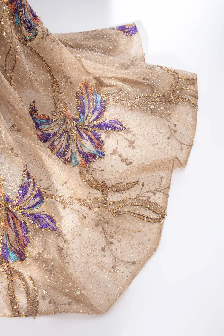 粉膚水墨烏干紗袍細節相當細膩。品牌提供