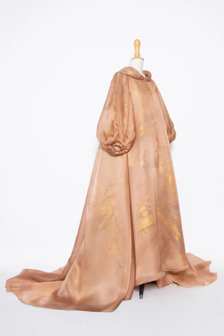 夏姿粉膚水墨烏干紗袍。品牌提供