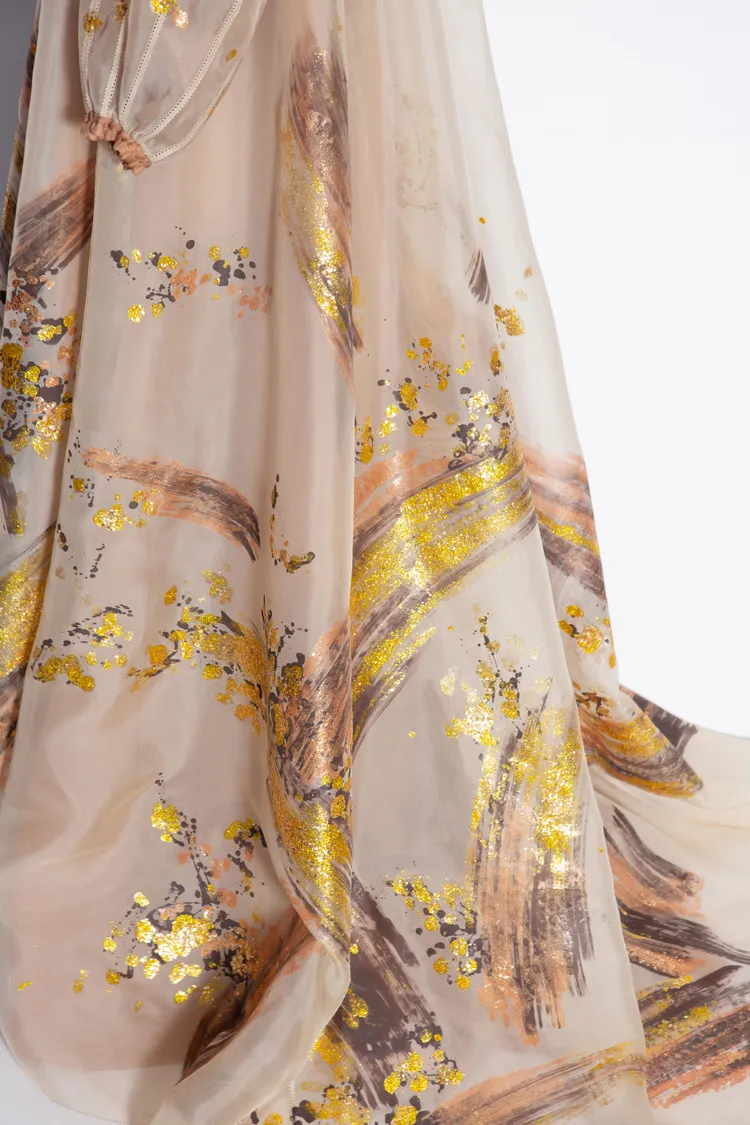 粉膚水墨烏干紗袍細節相當細膩。品牌提供