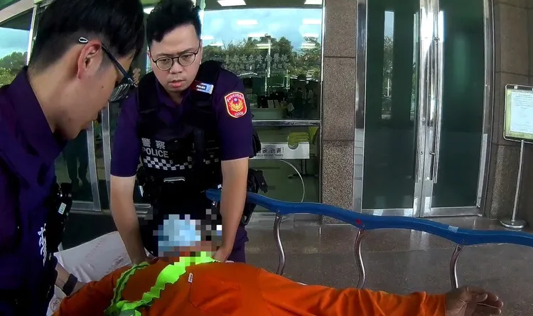 王男中暑倒地意識不清，員警協助開道，5分鐘到院急救，撿回一命。翻攝照片