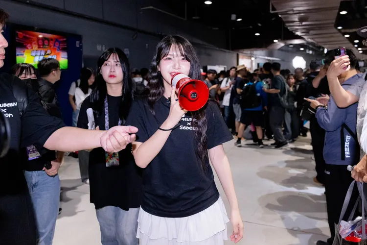 廉世彬拿大聲公高喊：「不要跑步。」提醒大家注意安全。樂天桃猿提供