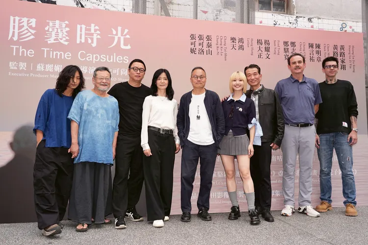 （合照左起）陳言祐、陳明章、導演沈可尚、監製蘇麗媚、鴻鴻、黃路梓茵、黃路家翔、鄭志龍、鄭騏寬。彭欣偉攝