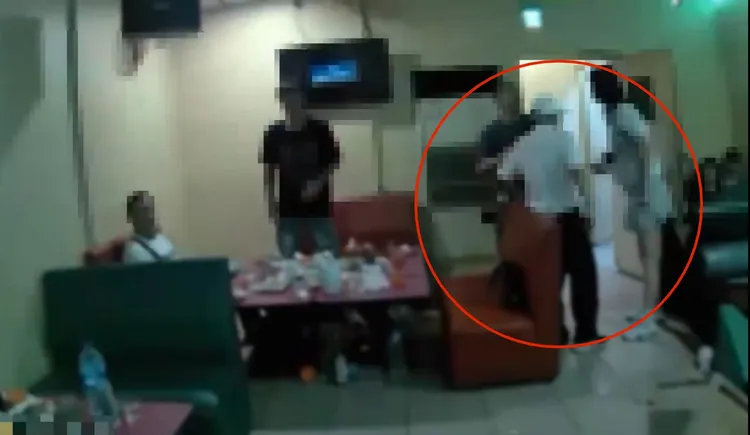 餐飲店內王姓女子欲結帳離開，也與鄰桌2男發生衝突互毆。翻攝畫面