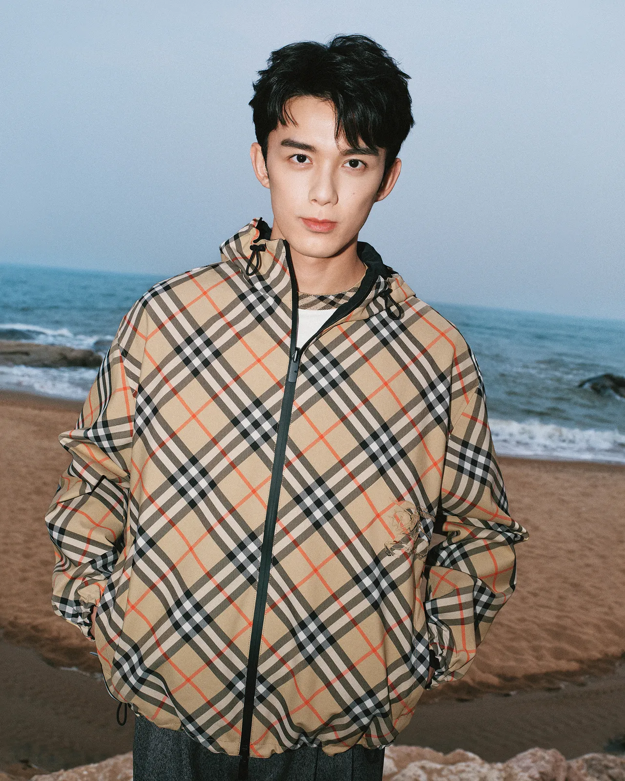 吳磊在形象照中演繹BURBERRY招牌格紋拉鍊外套。品牌提供