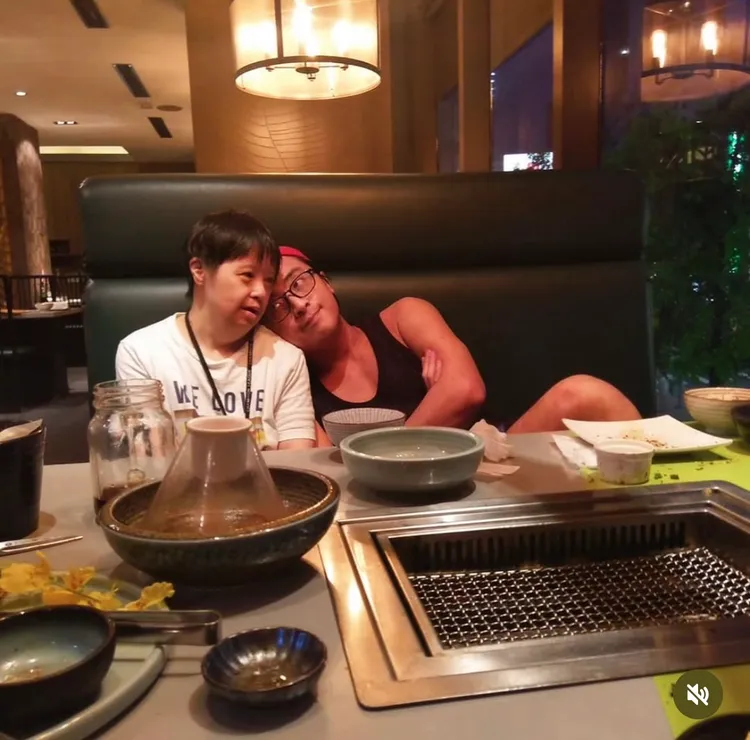 Toro（右）透露從小都是唐氏症阿姨陪伴他長大。翻攝IG