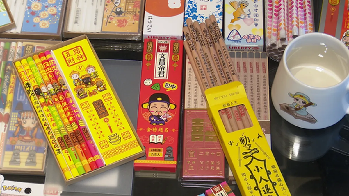 结合宫庙的趣味文具,十分吸睛。