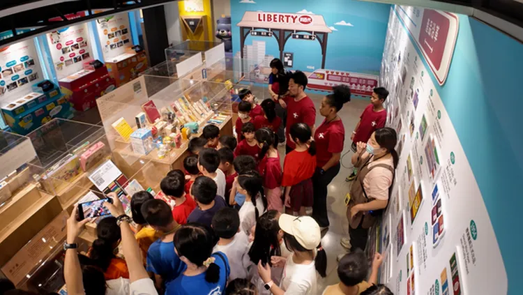 許多家長都趁假日帶小孩到《利百代彩筆文創館》參觀。