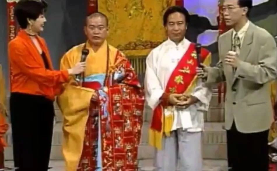 少林寺住持釋永信(左二)、少林寺院秘書長張鵬翔(右二)曾率團訪問台灣,上曹啟泰(右)、崔麗心主持的節目。翻攝蓋世英雄玉椒龍微博