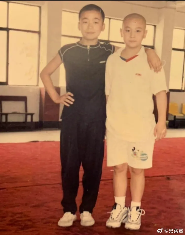 王寶強（左）、釋小龍都是少林寺弟子。翻釋史實君微博