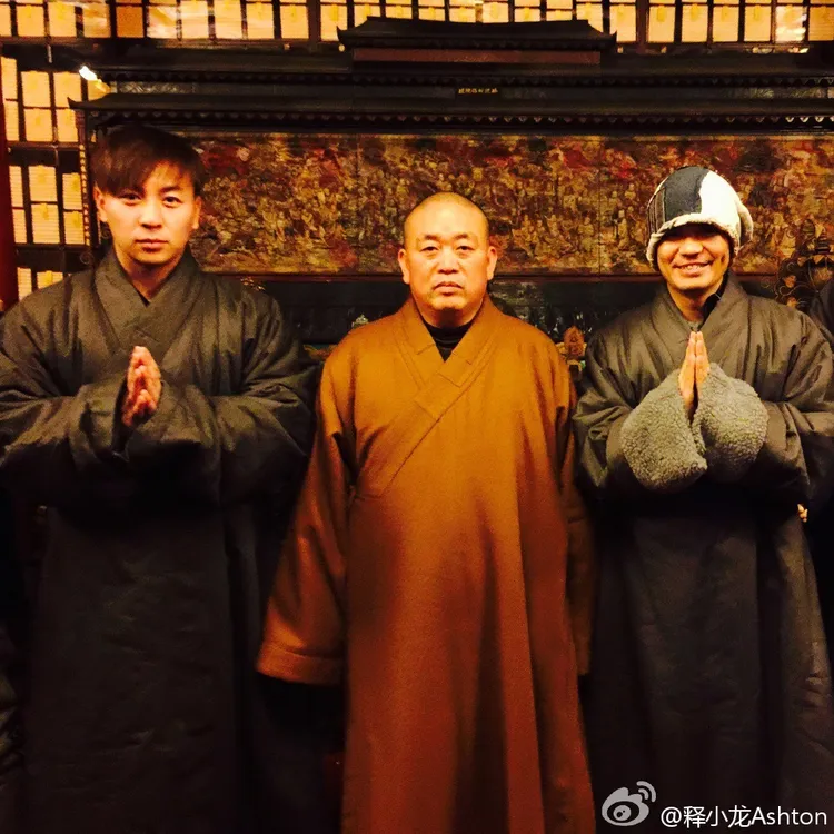 釋小龍（左）和王寶強（右）農曆新年回少林寺探望師父釋永信。翻攝釋小龍微博