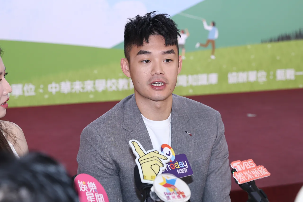 王齐麟透露现在先拍婚纱,婚礼要等明年。彭欣伟