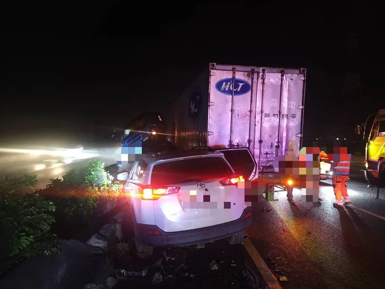 半聯結車操作失當，擦撞國道內側護欄。翻攝畫面