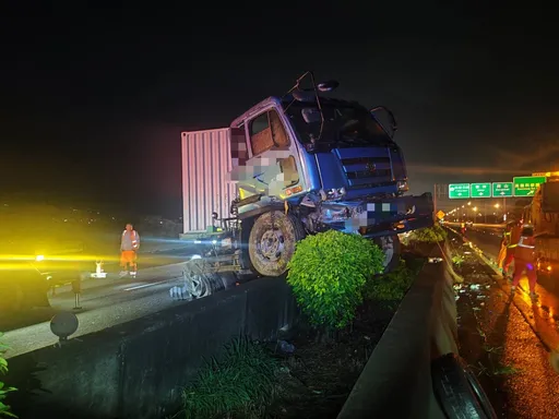 聯結車跨上國道護欄!駕駛操作不當失控 波及自小客釀2傷