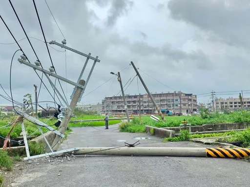 「電桿殺手」丹娜絲颱風毀2500支電桿倒斷 台電拼今完成主幹線修復