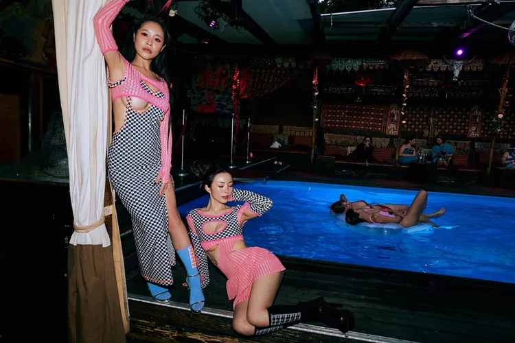 芸寶（右）、向日葵（左）換上前衛設計，展現不輸職業模特兒的時尚張力。SWAG提供