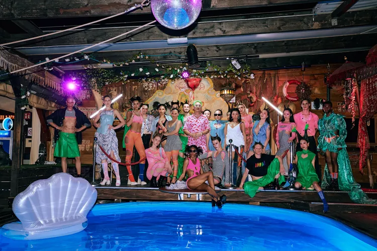 SWAG女神團與歐洲模特兒一同謝幕合影。SWAG提供