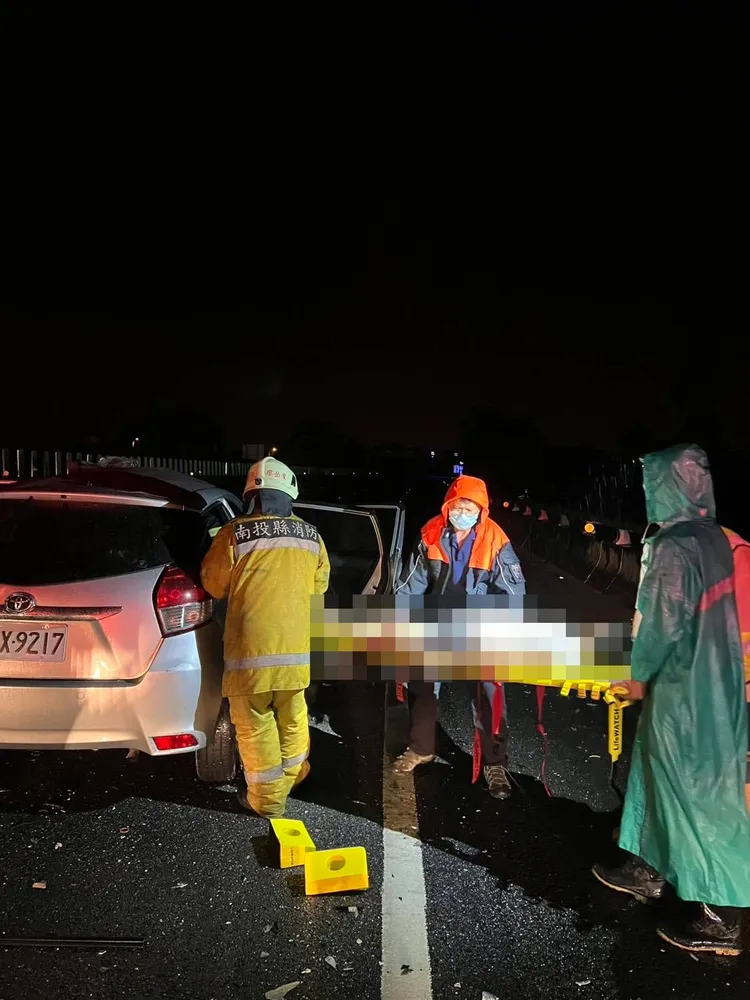 救護車將其中1名駕駛送醫，搶救後仍傷重不治。民眾提供