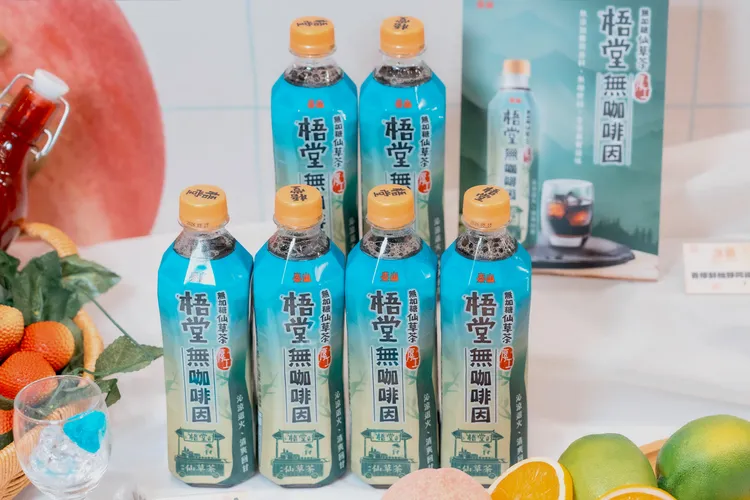 無加糖、無香料、無咖啡因的「梧堂無咖啡因仙草茶」，炎炎夏日，暢飲仙草茶不但可以降火氣，無咖啡因更能隨時隨地放心喝！