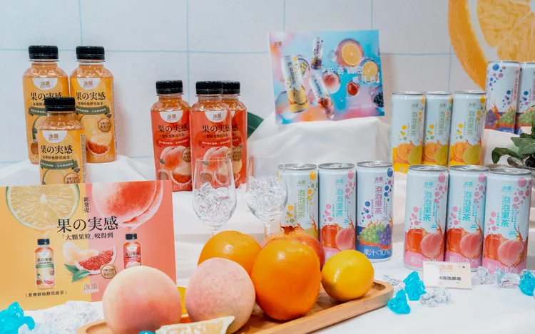 「冰鎮泡泡果茶系列」獨家的綿密氣泡技術帶出檸檬紅茶、水果茶與葡萄冰茶結合碳酸氣泡的創新工藝，8℃低溫充填技術確保氣泡持久充沛，成今夏解渴聖品。