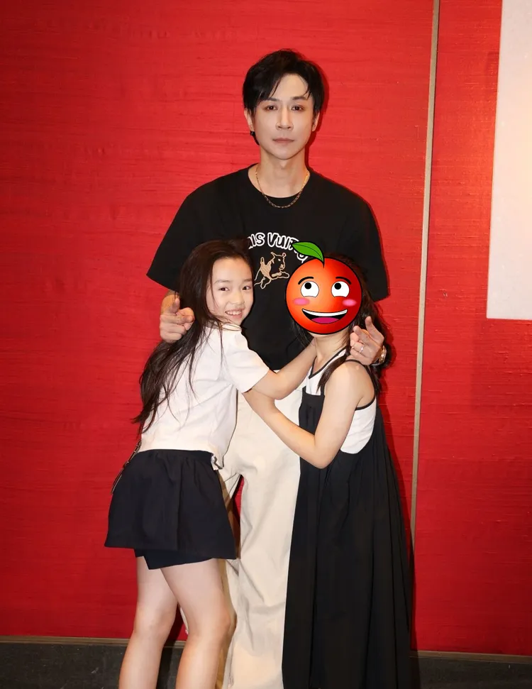 董璇女兒當時緊緊抱著張維伊，已接受未來的繼父。翻攝張維伊微博