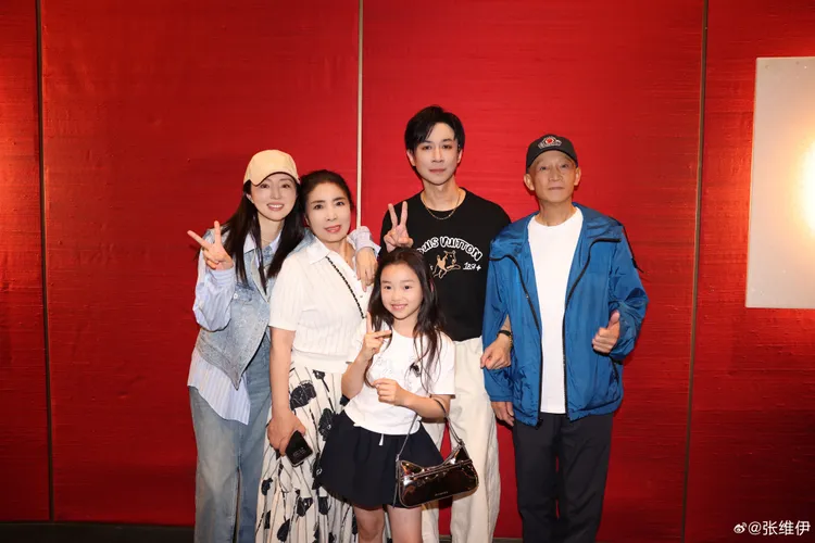 6月初張維伊舞台劇最終公演，董璇帶爸媽和女兒捧場。翻攝張維伊微博