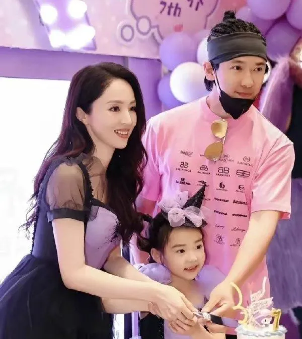 董璇（左）和高雲翔（右）離婚後，仍會邀請他參加女兒的生日會。翻攝小義了不休微博