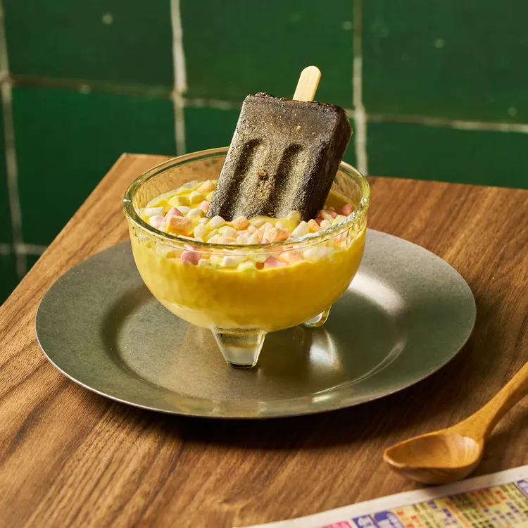 古早枝仔冰造型的「楊枝甘露佐仙草冰棒」是煲榮興獨家販售的合作品項。業者提供